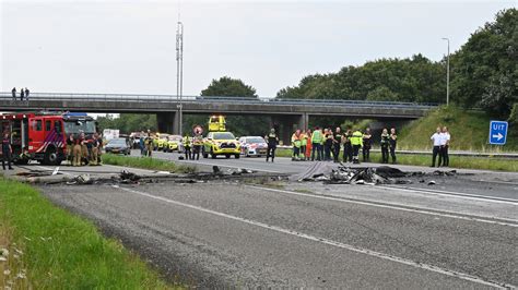 EERSTE BEELDEN: Dode bij vliegtuigcrash op snelweg A58.